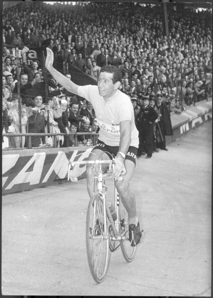 Tour de France 1960. Al Parco dei Principi di Parigi giro d’onore per il vincitore Gastone Nencini, che per il coraggio in corsa si guadagn l&#39;appellativo di Leone del Mugello (Presse Sports)